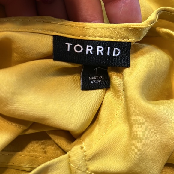 Torrid Plus Size Sophie - Yellow Textured Charmeuse Swing Cami - Picture 3 of 5